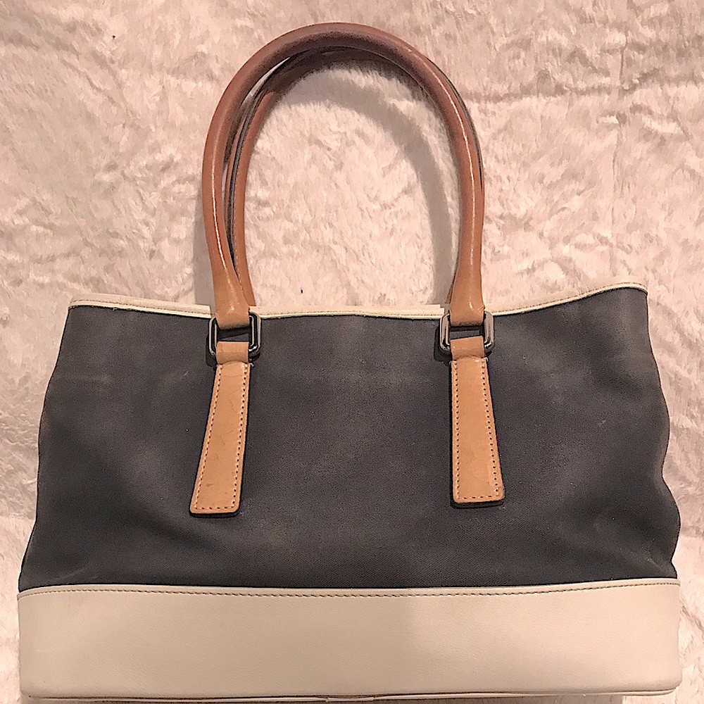 Two tone leather and canvas Coach bag. Perfect size for everyday! 💄💋